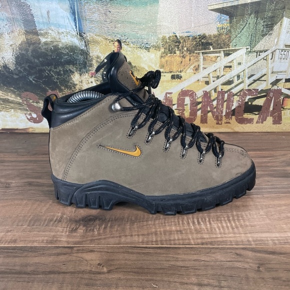 Nike ACG womens hiking shoes - Picture 2 of 6